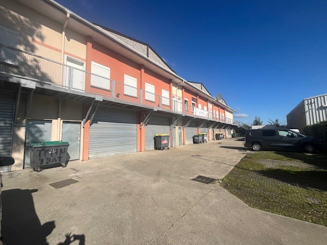 Local commercial 140 m² · à Mandres-les-Roses · 140 m² · 1 200 €/mois